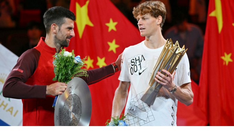 Jannik Sinner, de Italia, es recibido por Novak Djokovic, de Serbia, en los actos de premiación del Shanghai Masters.