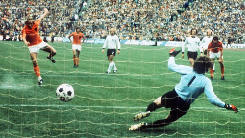 El centrocampista holandés Johan Neeskens marca el primer gol de penalti al vencer al portero de Alemania Occidental Sepp Maier, el 7 de julio de 1974 en Múnich, durante la final de la Copa del Mundo.