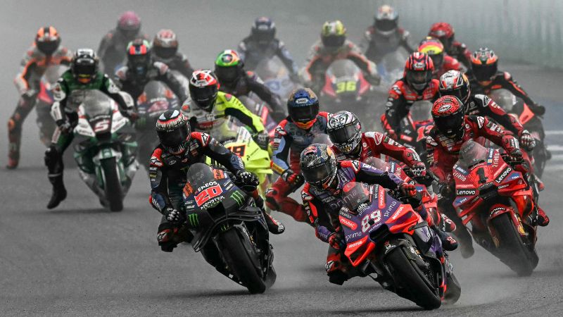 El piloto español de Prima Pramac Racing, Jorge Martín, lidera el grupo durante el Gran Premio de Tailandia de MotoGP.