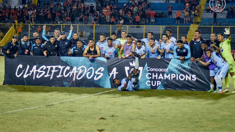 Los jugadores de Motagua posaron en el Cuscatlán como equipo clasificado a la Concachampions 2025.