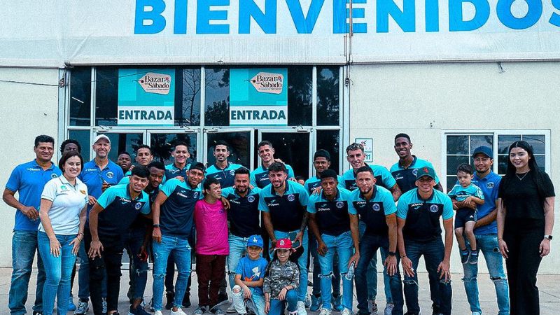 Varios jugadores de Motagua compartieron con varios de sus seguidores en el Bazar del Sábado, en Tegucigalpa.