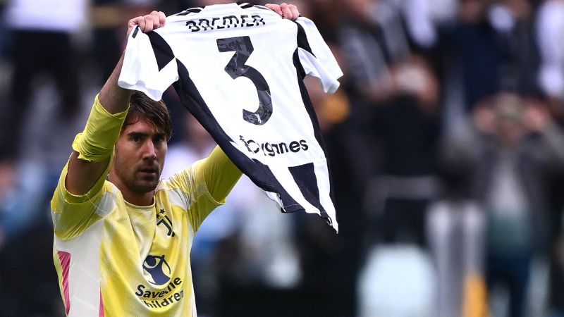 El delantero serbio de la Juventus, Dusan Vlahovic, celebra después de marcar un gol con la camiseta de su compañero de equipo lesionado, el defensa brasileño Bremer.