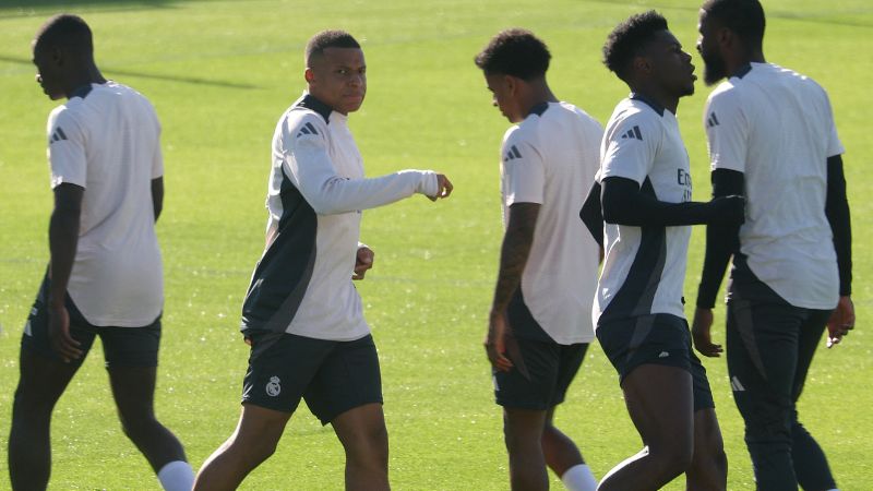 El delantero francés del Real Madrid, Kylian Mbappé, asiste a una sesión de entrenamiento en el campo de entrenamiento de Valdebebas.