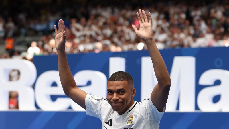 En la foto de archivo, el delantero francés Kylian Mbappé saluda a los aficionados durante su primera aparición como jugador del Real Madrid en el Estadio Santiago Bernabéu.