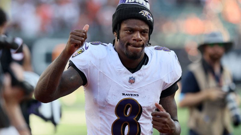 Lamar Jackson de los Baltimore Ravens anotó cuatro touchdowns en la victoria de su equipo sobre Bengals en la NFL.