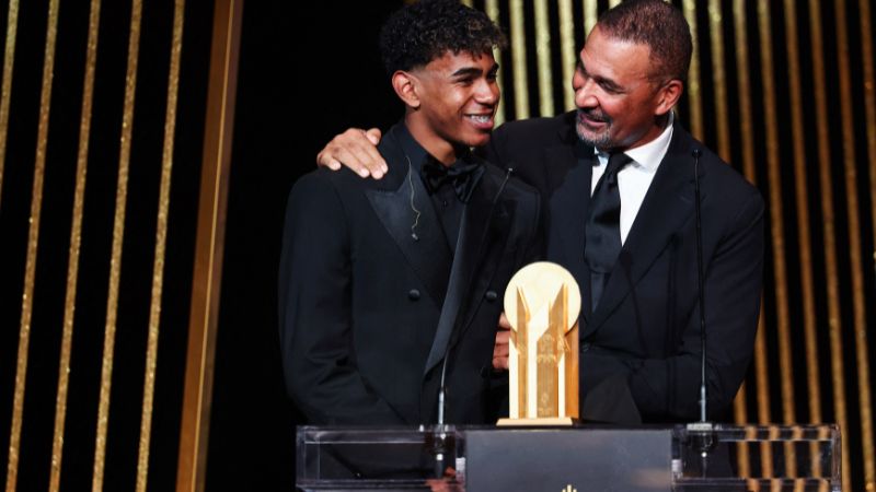 Lamine Yamal recibió el Trofeo Kopa de manos del exjugador neerlandés Ruud Gullit.