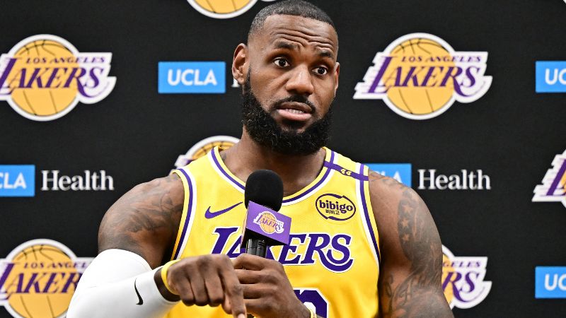 LeBron James habla con la prensa durante el día de prensa de los Lakers.