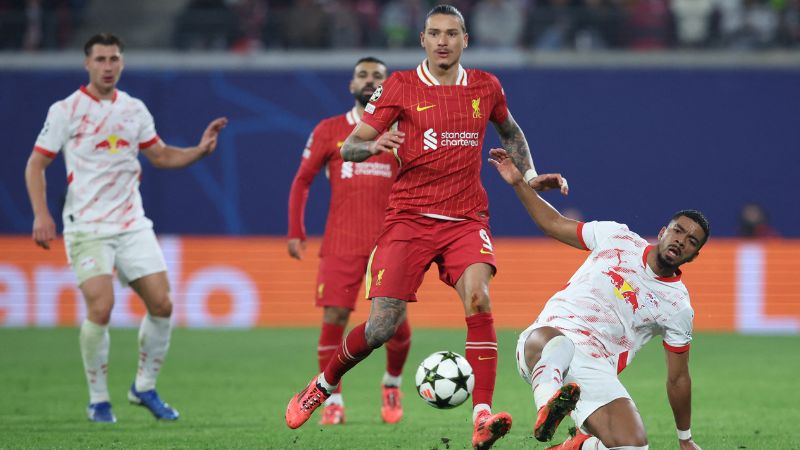 El delantero uruguayo del Liverpool, Darwin Núñez, y el defensa alemán del Leipzig, Benjamin Henrichs, compiten por el balón.