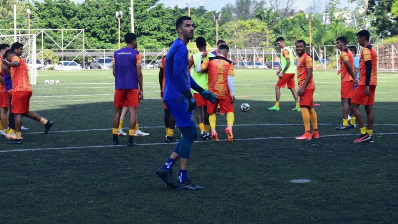 Los jugadores de Lobos UPNFM sienten la obligación de sumar de a tres frente a Génesis Comayagua.