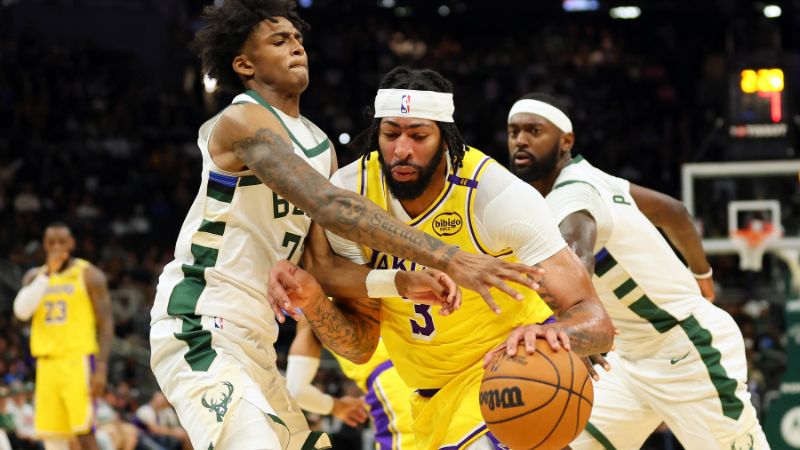 Anthony Davis, de Los Angeles Lakers, trabaja contra AJ Johnson de Milwaukee Bucks.