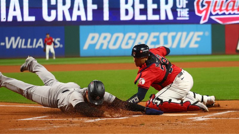 Bo Naylor de los Cleveland Guardians toca a Gleyber Torres de los New York Yankees en el plato.