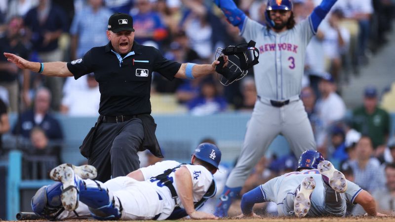 Pete Alonso de los Mets de Nueva York es declarado safe después de deslizarse hacia el plato para anotar contra los Dodgers de Los Ángeles.