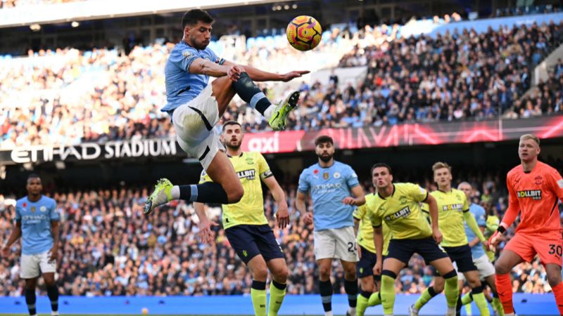 El defensa portugués del Manchester City, Ruben Dias, intenta controlar el balón tras un tiro libre durante el partido contra el Southampto.