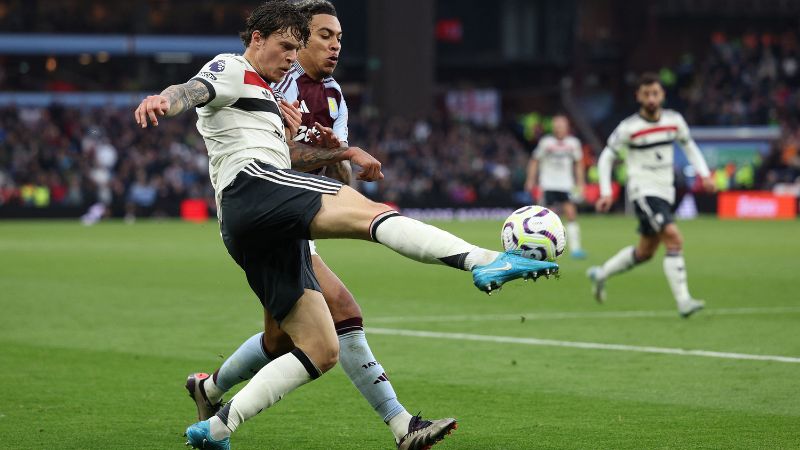 El defensa sueco del Manchester United, Victor Lindelof, centra el balón durante el partido frente al Aston Villa.