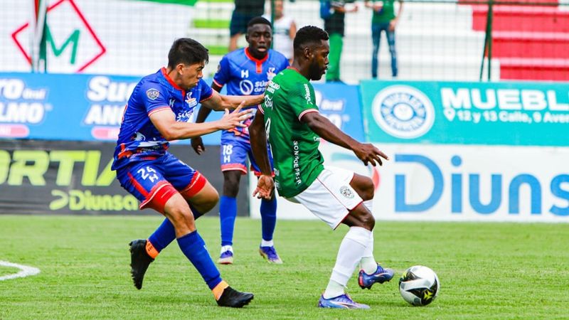 El defensa de Lobos UPNFM, Luis Ismael Santos, marca a presión a Clayvin Zúniga, de Marathón.