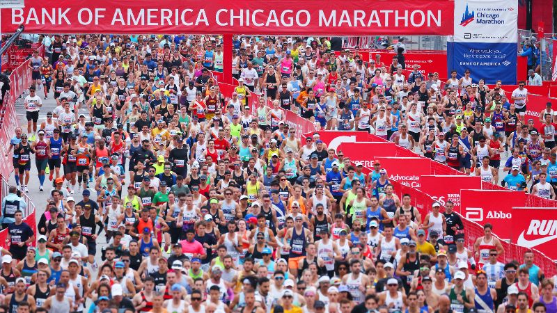 Los corredores compiten en la largada del Maratón de Chicago 2024.