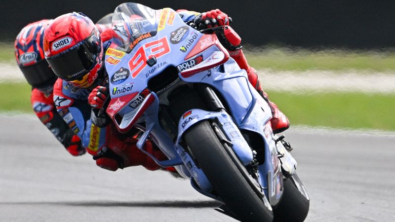 El piloto español de Gresini Racing MotoGP, Marc Márquez, avanza a toda velocidad en una curva durante el Gran Premio de Australia de MotoGP en Phillip Island.