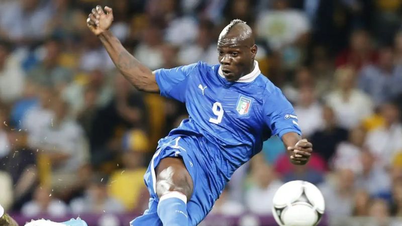 El nuevo delantero del Génova, Mario Balotelli destacó con la selección de Italia.