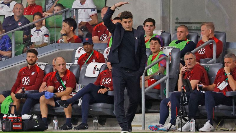 Mauricio Pochettino, entrenador de la selección de los Estados Unidos, da instrucciones a sus dirigidos en el juego contra Panamá.