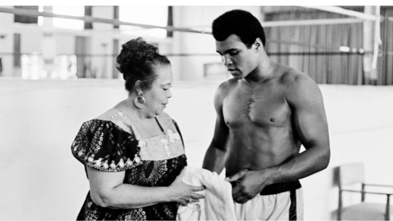 En esta foto tomada el 27 de octubre de 1974, el campeón de peso pesado de boxeo estadounidense Muhammad Ali está con su madre Odessa Grady Clay.