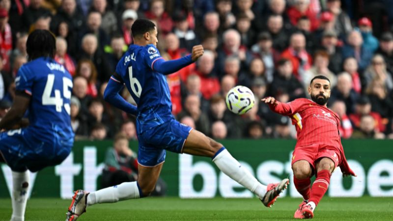 El delantero egipcio del Liverpool, Mohamed Salah, intenta un remate durante el partido contra el Chelsea.