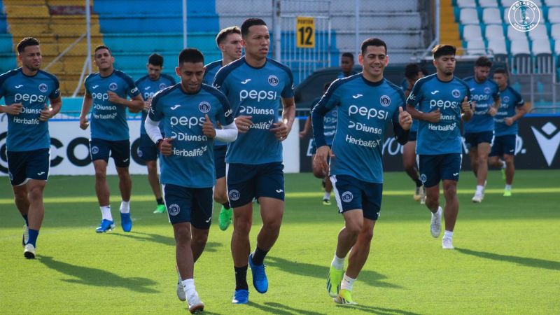 Los jugadores de Motagua entrenaron este lunes en el estadio Nacional "Chelato Uclés".