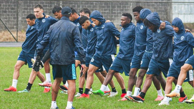 Los jugadores de Motagua han entrenado bajo la lluvia en el estadio Fello Meza de Cartago.