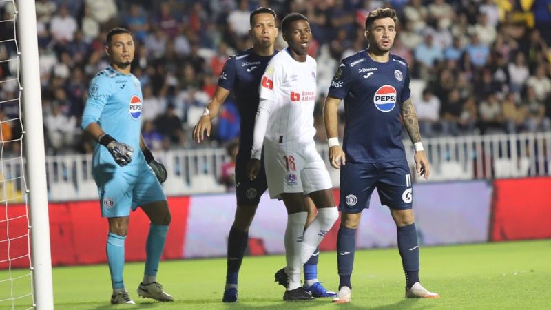 Julián Martínez, de Olimpia, es marcado por el defensa de Motagua, Carlos Meléndez.