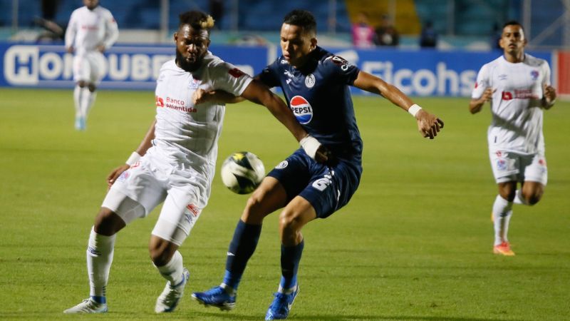 Carlos Meléndez presiona al delantero de Olimpia, Jorge Benguché.