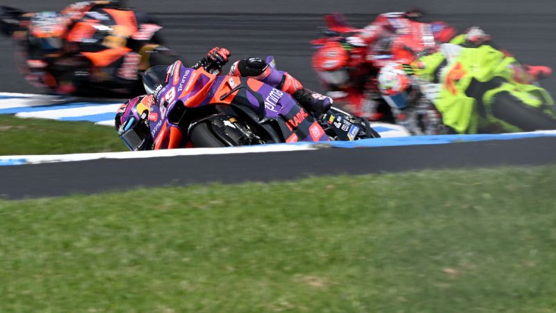 En la foto de archivo, el piloto español de Prima Pramac Racing, Jorge Martín, avanza a toda velocidad por una curva durante el Gran Premio de Australia de MotoGP.