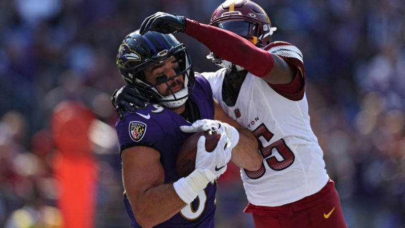 Mark Andrews de los Baltimore Ravens atrapa un pase de touchdown frente al safety Percy Butler de los Washington Commanders.