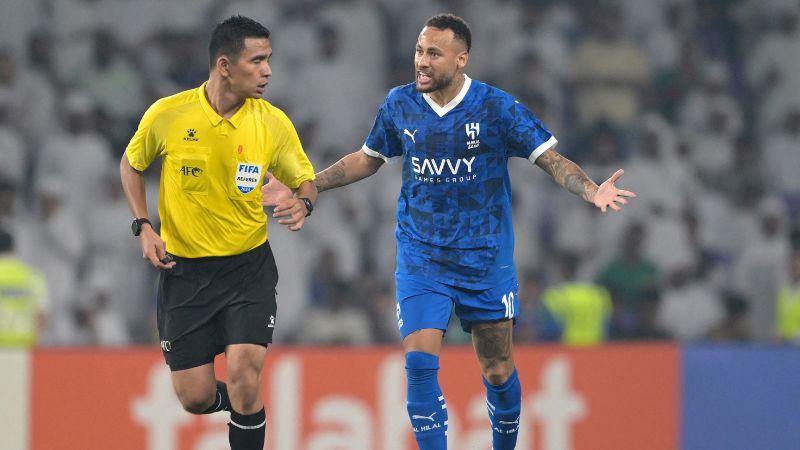 El delantero brasileño del Hilal, Neymar, discute con el árbitro durante el partido del grupo B de la Liga de Campeones de la AFC contra el Al-Ain.