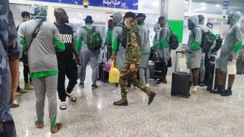 Los jugadores nigerianos al momento de llegar a Libia.