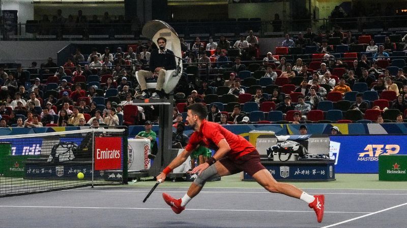 El serbio Novak Djokovic devuelve la bola al italiano Flavio Cobolli durante su partido individual masculino en el torneo de tenis Shanghai Masters.