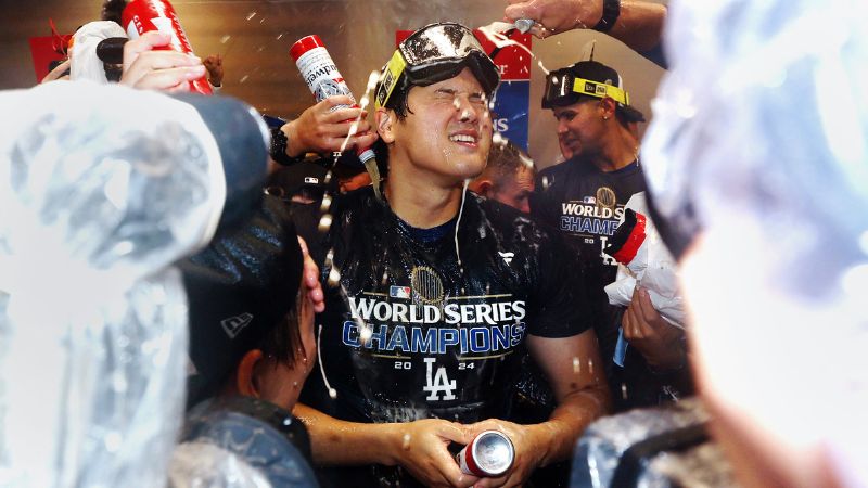 Shohei Ohtani, de los Dodgers de Los Ángeles, celebra con sus compañeros de equipo en el vestuario después de ganar la Serie Mundial.