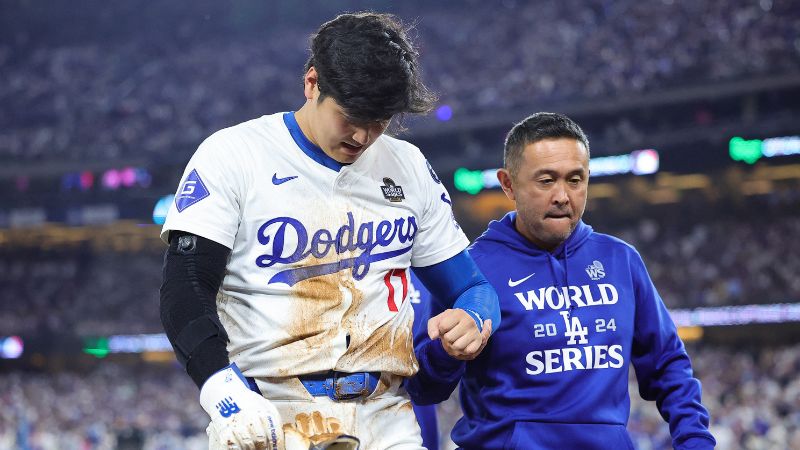 Shohei Ohtani, de los Dodgers de Los Ángeles, sale del campo después de lesionarse al intentar robar la segunda base en el segundo juego contra los Yankees.