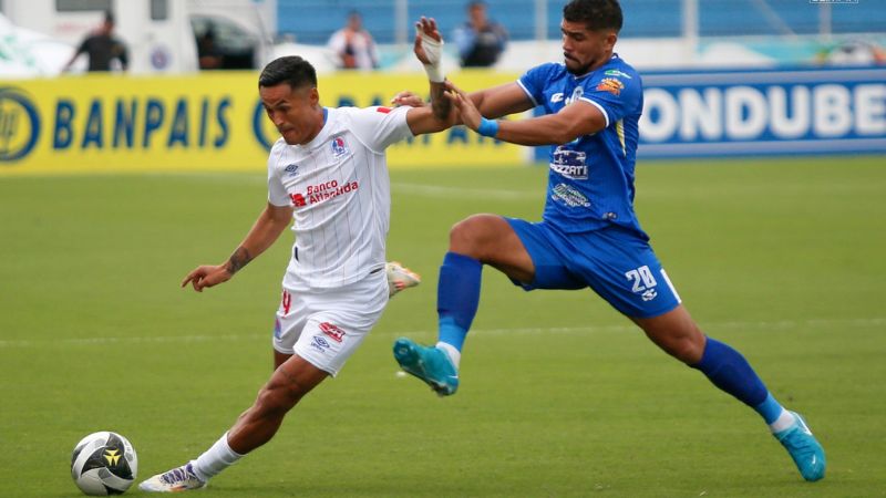 Brayan Beckeles lamenta la derrota que sufrieron el sábado frente a Olimpia en el estadio Nacional "Chelato Uclés".