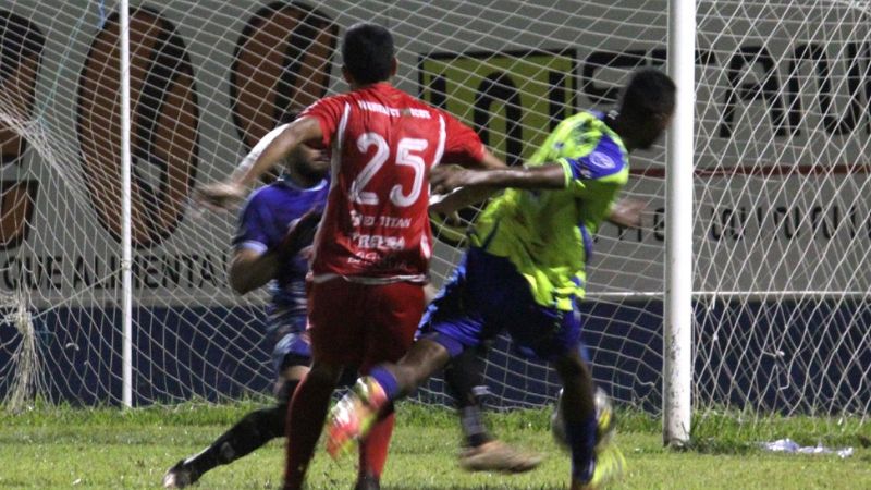 El capitán de Potros de Olancho FC, Óscar Almendárez, remata de derecha para conseguir el tanto del empate de su equipo.