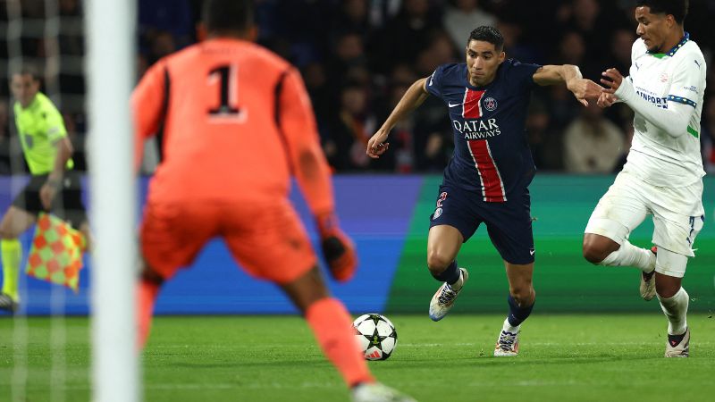 El centrocampista marroquí del Paris Saint-Germain, Achraf Hakimi, corre con el balón durante el partido contra el PSV Eindhoven.