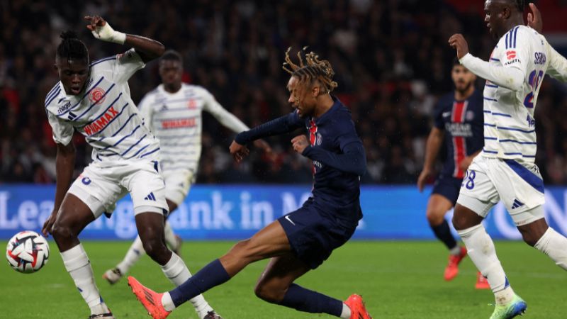 El delantero francés del Paris Saint-Germain, Bradley Barcola , dispara pero no logra marcar durante el partido contra el RC Strasbourg Alsace.