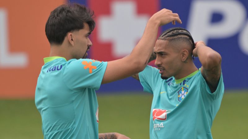 Los brasileños Lucas Paquetá y Raphinha se alistan para el entrenamiento de este miércoles de su selección.