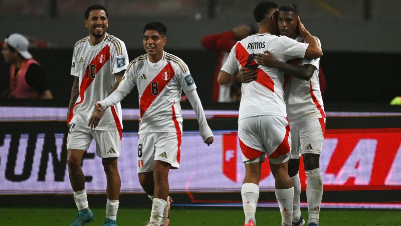 El defensa de Perú, Miguel Araujo, celebra con sus compañeros Luis Ramos, Piero Quispe y Sergio Peña el gol del triunfo sobre Uruguay.