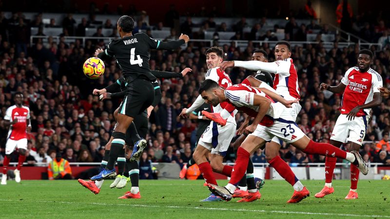 El centrocampista español del Arsenal, Mikel Merino, marca el segundo gol de su equipo sobre el Liverpool.