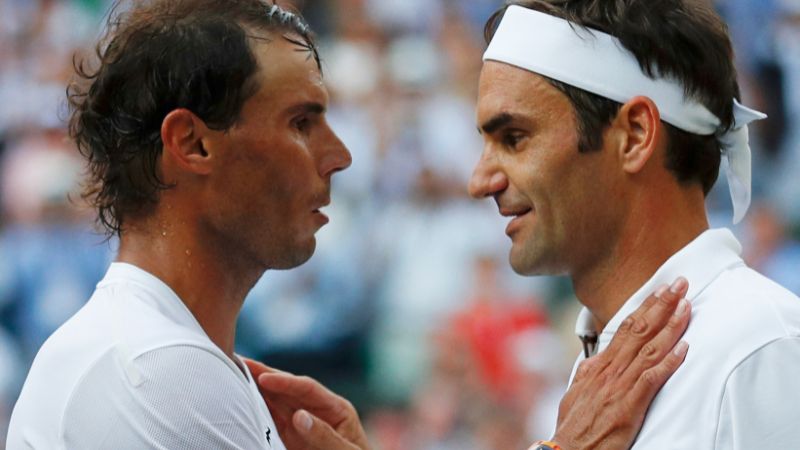 En la foto de archivo, el suizo Roger Federer estrecha la mano y abraza al español Rafael Nadal.