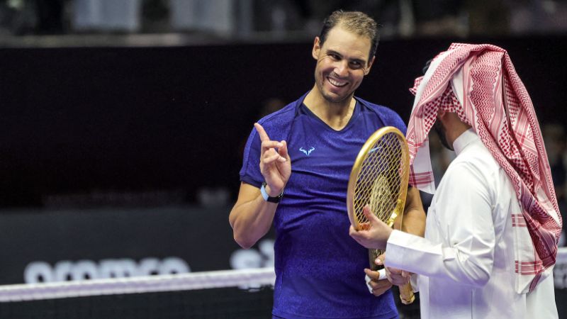 El español Rafael Nadal recibe una raqueta de tenis dorada del presidente de la Autoridad General de Entretenimiento de Arabia Saudita, Turki al-Sheikh.