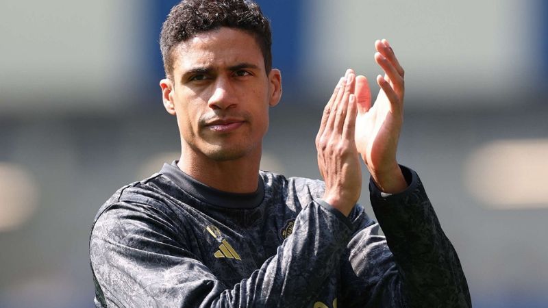 Raphael Varane contribuirá en la formación de nuevos futbolistas.