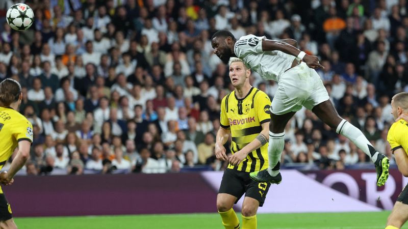 El defensa alemán del Real Madrid, Antonio Ruediger, marca su primer gol frente al Borussia Dortmund.