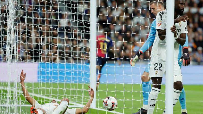 El defensa español del Real Madrid, Lucas Vázquez, reacciona al gol del delantero brasileño del Barcelona, ​​Raphinha.