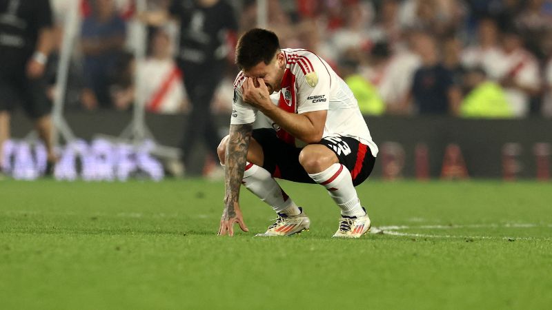 El mediocampista de River Plate, Rodrigo Villagra, se lamenta al quedar eliminados en semifinales de la Copa Libertadores.