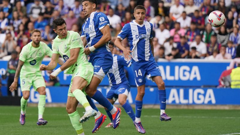 El delantero polaco del Barcelona, ​​Robert Lewandowski, marca el primer gol de su equipo frente al Deportivo Alavés.